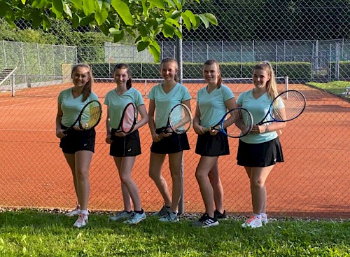 Juniorinnen und Herren 55 sind Meister<br />Juniorinnen: (v.l.n.r): Patricia Rack, Madlen Hirsch, Leonie Bess, Annika Fürst und Anna Ziegelbauer