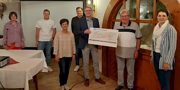 Übergabe Geburtstags-Spendenscheck für 125 Jahre TSV, v.l.n.r. Susanne Conradi, Philipp Müller, Gitte Banas, Markus Köhler, Bürgermeister Markus Knoblauch, Andreas Hähnel, Verena Mischo