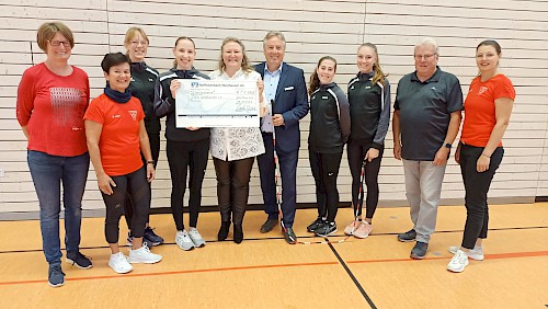 Scheckübergabe in der Wöllersteinhalle, v.l.n.r. Susanne Conradi, Gitte Banas, Ina Haas, Johanna Adametz, Anja Göschl, Werner Schneider, Marie Geywitz, Jule Haas, Andreas Hähnel, Verena Mischo (Fotoquelle: Raiffeisenbank Westhausen):  