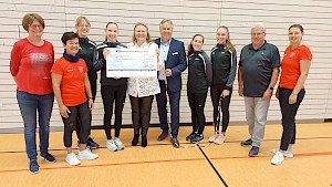 Scheckübergabe in der Wöllersteinhalle, v.l.n.r. Susanne Conradi, Gitte Banas, Ina Haas, Johanna Adametz, Anja Göschl, Werner Schneider, Marie Geywitz, Jule Haas, Andreas Hähnel, Verena Mischo (Fotoquelle: Raiffeisenbank Westhausen):