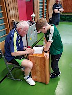 Der älteste Aktive und der jüngste Spieler fachsimpeln über den Spielmodus.